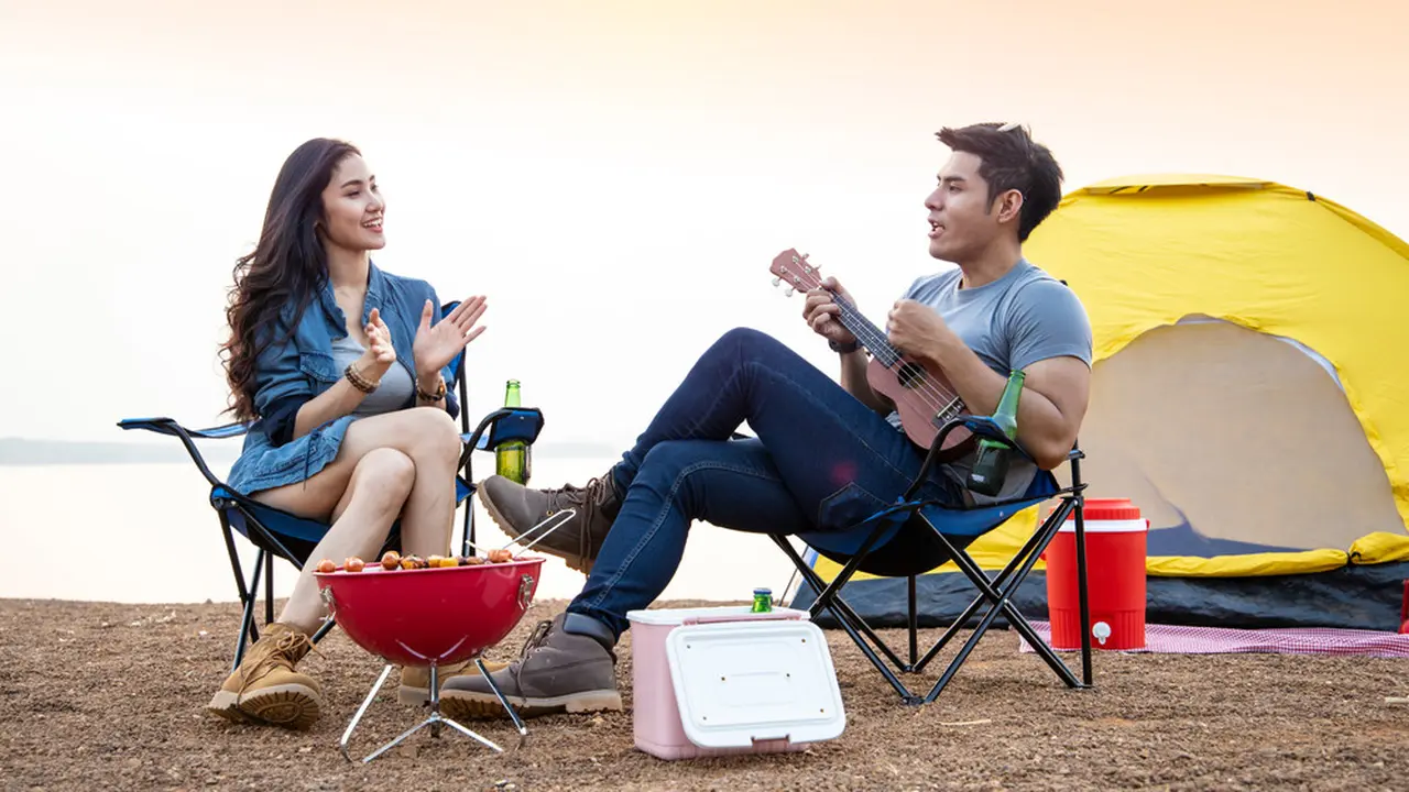 camping traveling santai teman pria perempuan