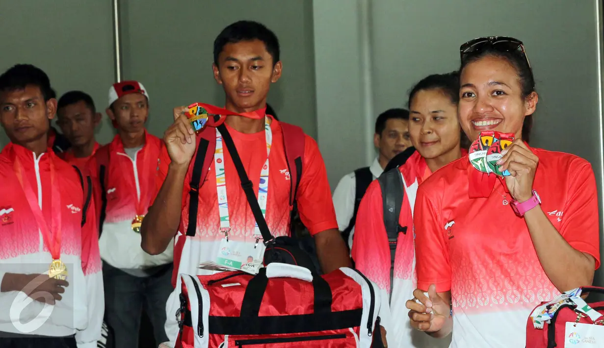 Senyum para Atlet Dayung Indonesia saat tiba di Bandara Soekarno-Hatta, Banten, Selasa (16/6/2015). Dengan raihan 13 medali emas, 6 perak dan 4 perunggu, Indonesia dinobatkan sebagai juara umum rowing SEA Games 2015. (Liputan6.com/Helmi Afandi)