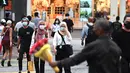 Sejumlah orang yang mengenakan masker melewati sebuah jalan di Kuala Lumpur, Malaysia 24/11/2020). Malaysia pada Selasa (24/11) melaporkan 2.188 kasus baru COVID-19 dalam lonjakan harian tertinggi sejak wabah coronavirus merebak di negara itu. (Xinhua/Chong Voon Chung)