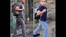 Pada sebuah foto, Ryker terlihat meniru gaya Ryan Gosling yang sedang memakai kaos, jeans, dan tas ransel. (instagram.com/ministylehacker)