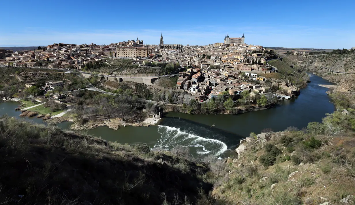 Foto yang diambil pada tanggal 25 Maret 2023 ini menunjukkan pemandangan umum kota tua Toledo, yang terdaftar sebagai Situs Warisan Dunia UNESCO, yang berbatasan dengan Sungai Tagus. (Photo by Thomas COEX / AFP)