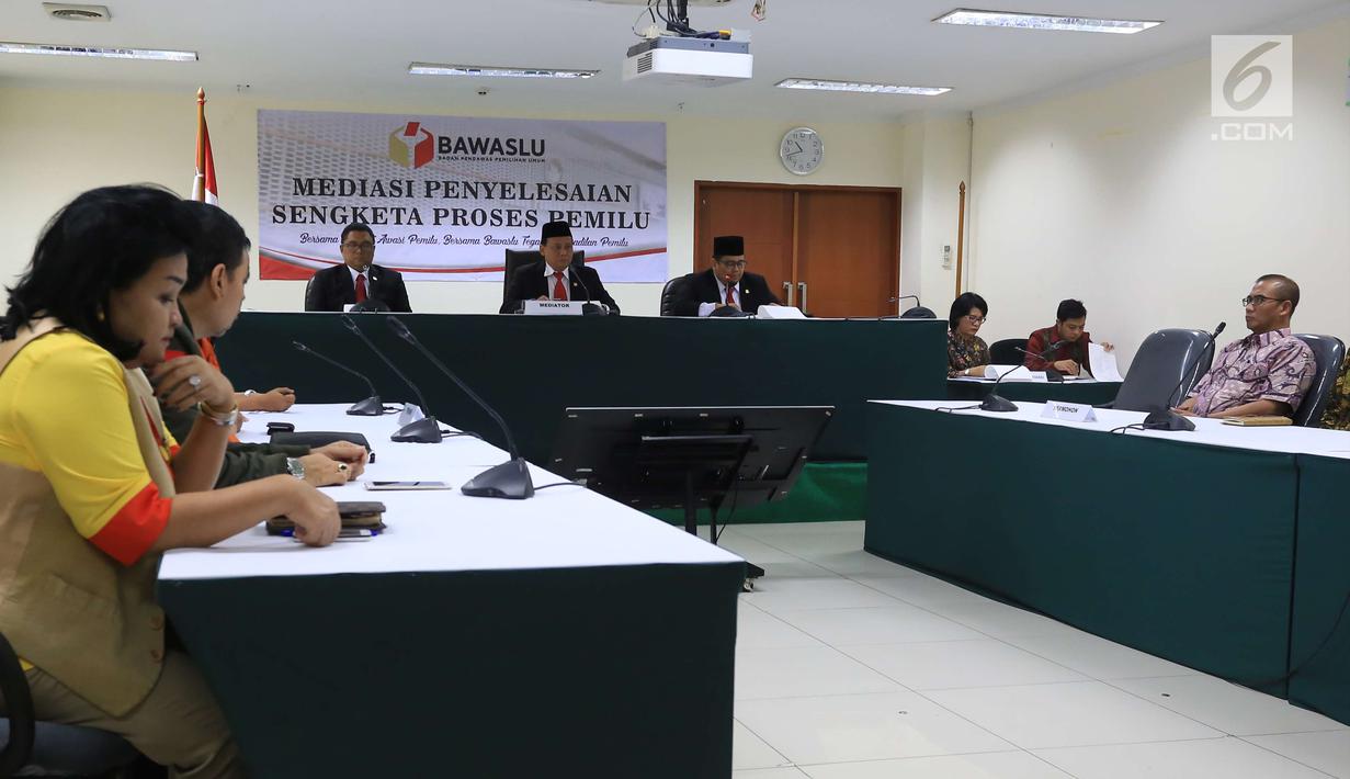 Suasana saat sidang gugatan yang dipimpin oleh Ketua Bawaslu Abhan di Jakarta, Sabtu (23/12). Bawaslu menganulir keputusan Komisi Pemilihan Umum yang menyatakan Partai Berkarya tidak memenuhi syarat administrasi. (Liputan6.com/Angga Yuniar)