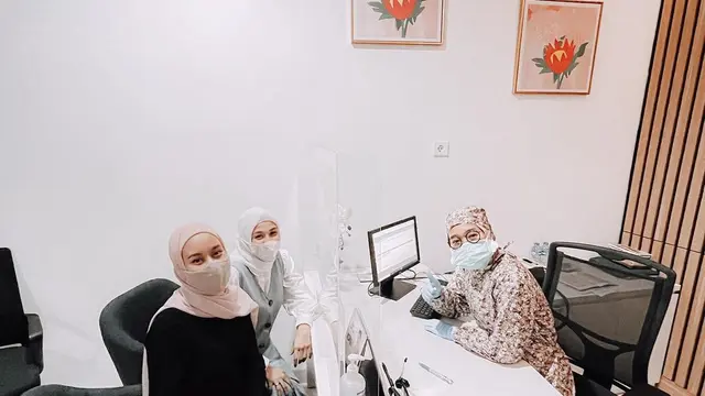 Hamil Bareng, Ini 6 Momen Dinda Hauw dan Asri Kasura saat Cek Kandungan