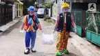 Komunitas Badut Tangerang  Raya (Batara) membagikan paket masker dan sabun cuci tangan gratis kepada warga di Larangan Selatan, Tangerang, Kamis (16/4/2020). PMI Kota Tangerang bersama Batara membagikan masker dan sabun cuci tangan untuk mencegah penyebaran COVID-19. (Liputan6.com/Angga Yuniar)