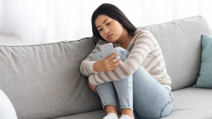 Nggak Perlu FOMO, Begini Cara Elegan Menyikapi Postingan Liburan Teman di Media Sosial