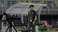 Satu jam menjelang kick-off laga Timnas Indonesia U-20 menghadapi Hongkong U-20, pelatih Garuda Muda Shin Tae-yong menyempatkan diri mengelilingi lapangan untuk mengecek kondisinya. (Bola.com/Ikhwan Yanuar)