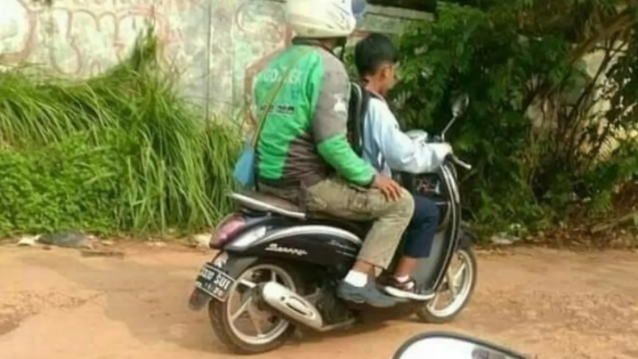 7 Momen Ngakak Penumpang Maksa Naik Ojek Online