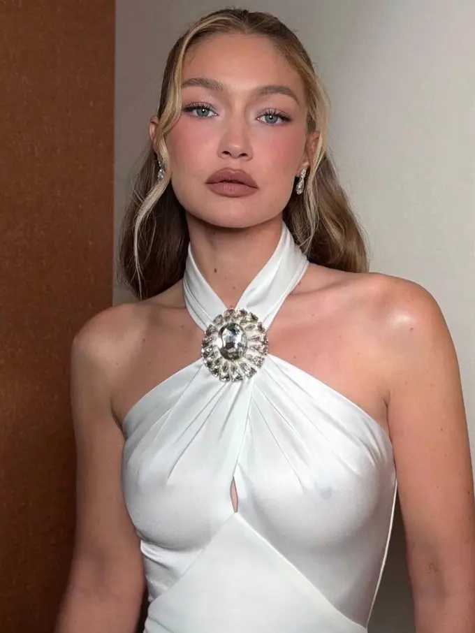 Tren Blurred Lips Ala Gigi Hadid yang Bikin Tampilan Bibir Lebih Soft dan Effortless