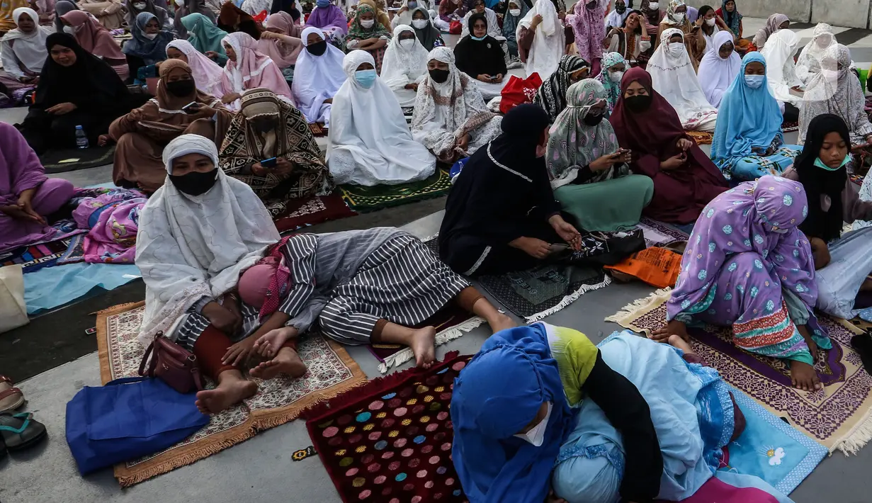 <p>Umat Islam bersiap melaksanakan sholat Id 1 Syawal 1443 Hijriah hingga memenuhi Stadion Jakarta Internasional Stadium, Senin (2/5/2022). Pemerintah Indonesia menetapkan Hari Raya Idul Fitri 1443 Hijriah jatuh pada tanggal 2 Mei 2022. (Liputan6.com/Johan Tallo)</p>