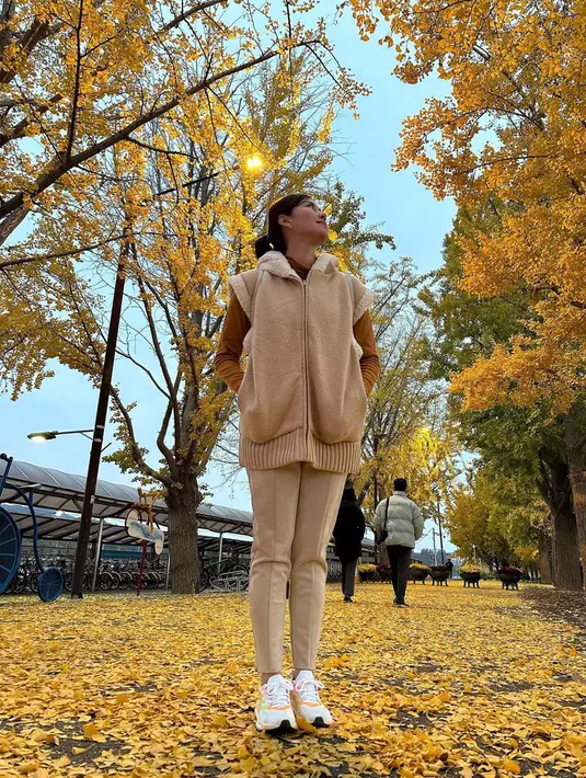 Penampilan Syahnaz satu ini juga terlihat begitu cocok dengan pemandangan musim gugur. Melalui Instagram Stories, diketahui pula jika suhu di Korea Selatan kini begitu dingin, yakni 3 derajat celcius. (Liputan6.com/IG/@syahnazs)