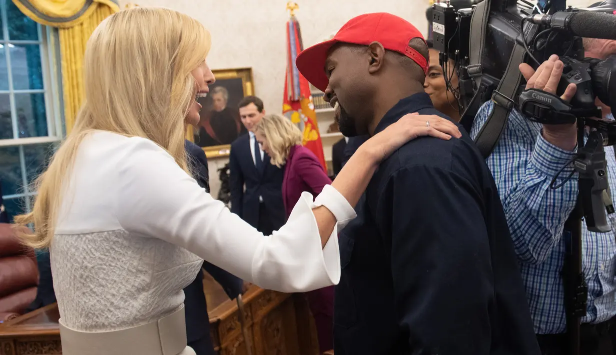 Rapper Kanye West berbincang dengan Ivanka Trump setelah bertemu Presiden AS Donald Trump di Oval Office, Gedung Putih, Kamis (11/10). Kanye West adalah satu dari kulit hitam pendukung presiden yang jarang. (SAUL LOEB / AFP)