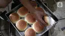 Pekerja memproduksi roti di industri roti rumahan Langgeng Sari di kawasan Pejompongan, Jakarta, Selasa (6/9/2022). Industri roti rumahan Langgeng Sari mengurangi produksi hingga 50 persen dari 4.000 menjadi 2.000 per hari untuk menekan biaya. (Liputan6.com/Herman Zakharia)