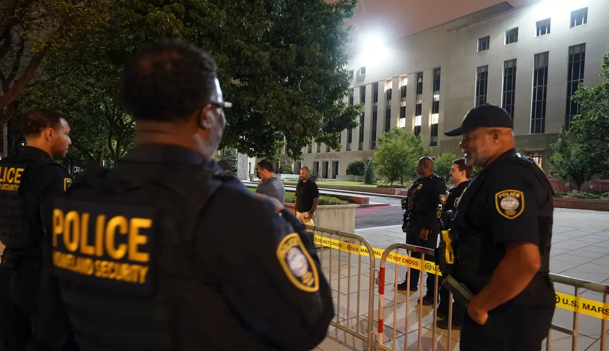 Mantan Presiden Donald Trump akan hadir di pengadilan pada hari Kamis, langkah pertama dalam proses hukum yang akan berlangsung di gedung pengadilan antara Gedung Putih yang pernah dikuasainya dan Gedung Kongres yang pernah diserbu para pendukungnya. (AP Photo/Alex Brandon)