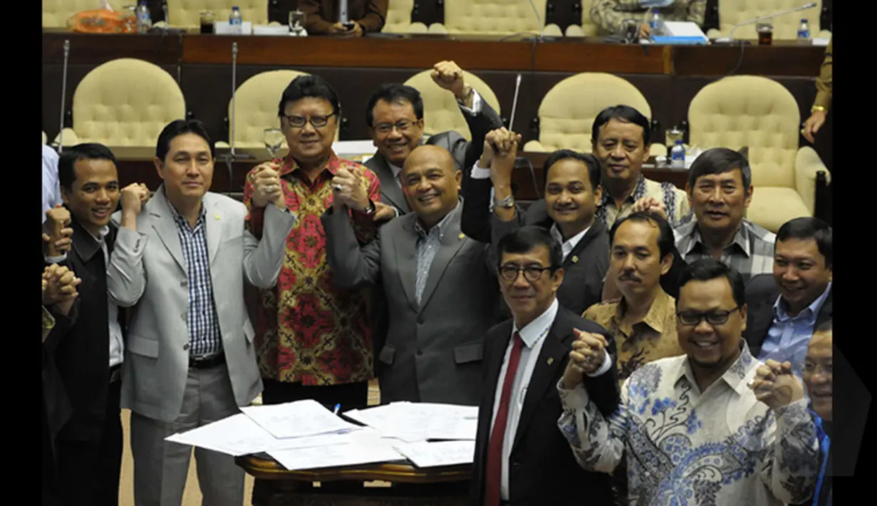 Mendagri Tjahyo Kumolo (berbatik merah) berpose bersama anggota Komisi II DPR RI usai rapat kerja bersama terkait Perppu Pilkada dan Pemerintah Daerah di Gedung Nusantara, Kompleks Parlemen Senayan, Jakarta, (19/1/2015). (Liputan6.com/Andrian M Tunay)