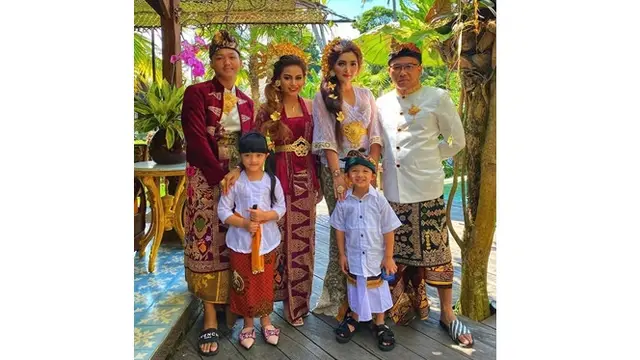 6 Momen Kompak Keluarga Anang Hermansyah Pakai Baju Seragam, Harmonis