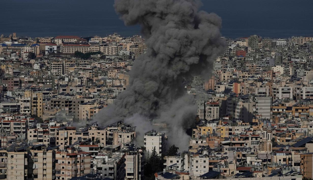 Gelombang serangan udara Israel kembali mengguncang Lebanon pada Rabu (4/3/2026). Tampak dalam foto, asap mengepul setelah serangan udara Israel di Dahiyeh, pinggiran selatan Beirut, Lebanon, Rabu 4 Maret 2026. (AP Photo/Bilal Hussein)