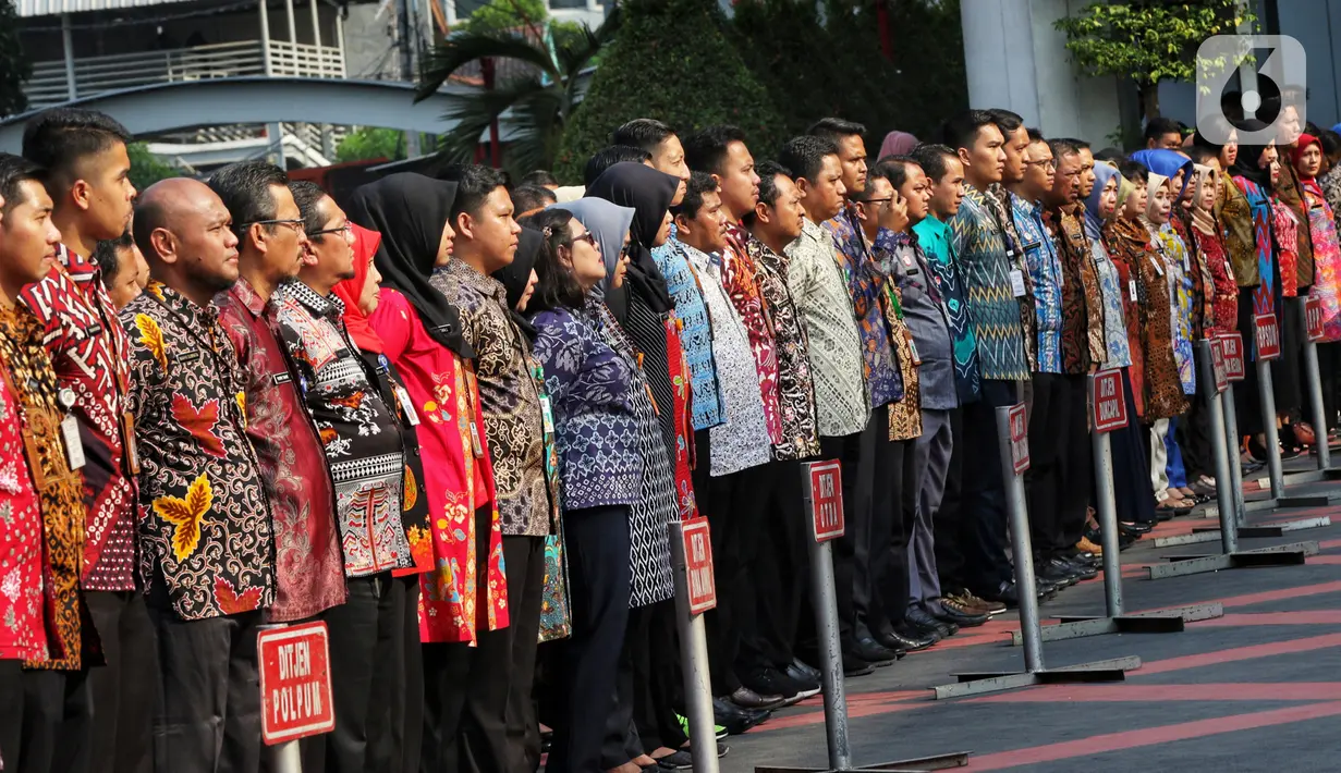 Pegawai Lingkup Kemendagri dan BNPP mengikuti apel  di halaman kantor Kemendagri, Jakarta, Kamis (24/10/2019). Dalam apel perdana ini Menteri Dalam Negeri Tito Karnavian memberikan arahan kepada semua pegawai Kemendagri. (Liputan6.com/Johan Tallo)