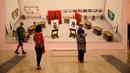 Pengunjung melihat karya seniman Inggris David Hockney yang berjdudul "James Tockies, Six and A Half Stools, Six Portraits, Six and Two Half Platess, Two Twings Paintings, dan Two Twits" di Pameran Musim Panas ke-250, London (5/6).(AP/Matt Dunham)