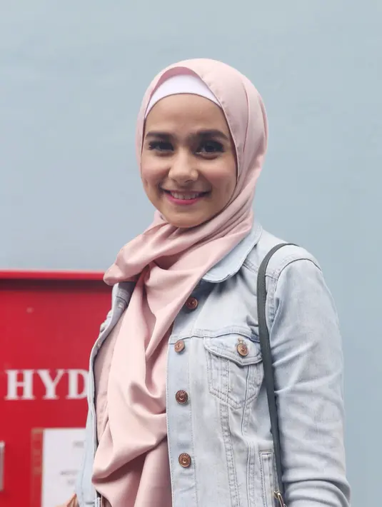 "Sudah lama sejak nikah disindir setiap hari, alhamdulillah sekarang tiba-tiba mau. tapi saya Bukan hijab karena dia (Hengky), sekarang pasti lebih nyaman," kata Sonya.(Andy Masela/Bintang.com)