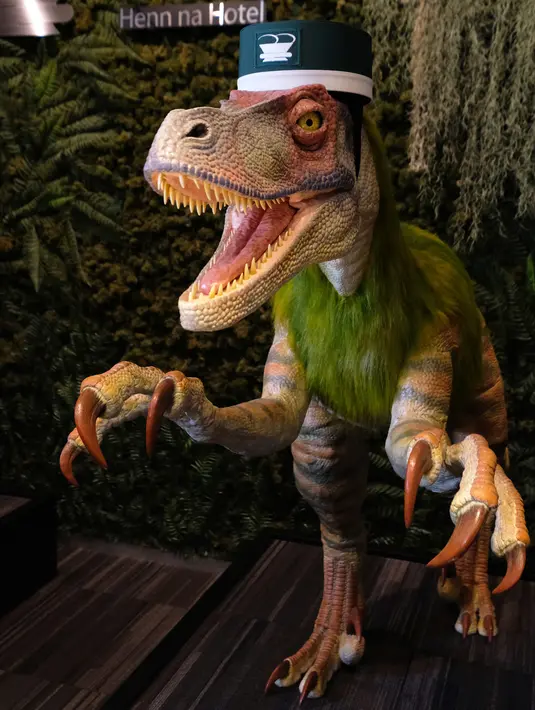 Robot dinosaurus menyambut para tamu dari meja resepsionis Hotel Henn-na di Urayasu, Tokyo, 31 Agustus 2018. Kendati robot yang melayani, untuk proses check-in di hotel ini pelanggan harus melalui sistem tablet. (AFP/Kazuhiro NOGI)