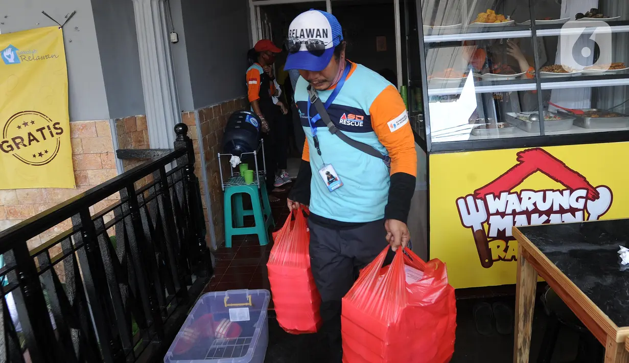 Relawan bersiap mendistribusikan nasi kotak dari Warung Makan Rakyat di Jalan Sulawesi, Perumnas Depok Utara, Kecamatan Beji, Kota Depok, Kamis (27/8/2020). Selain mendistribusikan nasi kotak, warung ini juga menyediakan makan gratis dengan sumber dana dari para donatur. (merdeka.com/Arie Basuki)