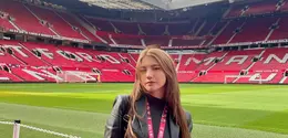 Hal itu juga terlihat dari gaya kompak Cassandra Lee  bersama sang suami, Ryuken Lie saat mengunjungi Old Trafford, stadion ikonik milik Manchester United FC. [@cassandraslee].
