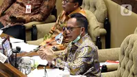 Menteri Dalam Negeri Tito Karnavian saat rapat kerja dengan Komisi II DPR di Kompleks Parlemen, Jakarta, Rabu (24/6/2020). Rapat membahas pendahuluan RAPBN TA 2021, rencana kerja pemerintah, serta upaya dan kinerja pemerintah daerah dalam menangani pandemi COVID-19. (Liputan6.com/Johan Tallo)