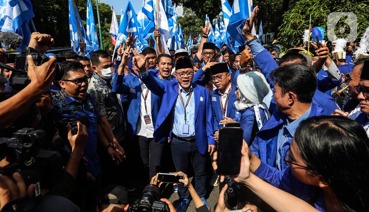 Ketua Umum Partai Amanat Nasional (PAN) Zulkifli Hasan saat memimpin rombongan petinggi PAN mengajukan berkas bakal calon anggota legislatif (Bacaleg) di Gedung KPU, Jakarta, Jumat (12/5/2023). PAN mendaftarkan 580 Bacaleg ke KPU. (Liputan6.com/Johan Tallo)