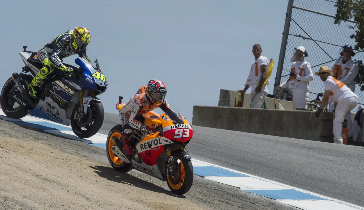 Hubungan Valentino Rossi dan Marc Marquez mulai panas saat MotoGP Amerika Serikat 2013. Insiden bermula dari Marquez yang menyalip Rossi di tikungan tipe corkscrew Sirkuit Laguna Seca. Gaya menyalipnya dinilai mirip saat Rossi menyalip Casey Stoner pada MotoGP 2008. (AFP/Getty Images)