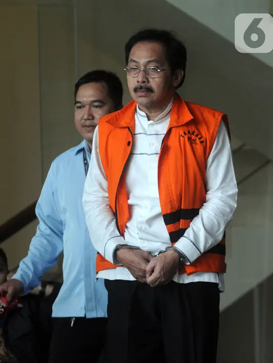 Gubernur Kepulauan Riau (Kepri) nonaktif Nurdin Basirun usai menjalani pemeriksaan di Gedung KPK, Jakarta, Kamis (7/11/2019). Nurdin Basirun  diperiksa sebagai tersangka untuk melengkapai berkas terkait aliran suap izin lokasi rencana reklamasi di wilayah Kepulauan Riau. (merdeka.com/Dwi Narwoko)