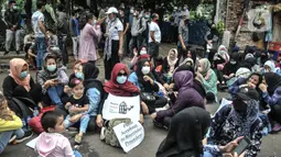 Aksi pencari suaka asal Afghanistan di depan Kantor UNHCR, Kebon Sirih, Jakarta, Senin (15/11/2021). Ratusan pencari suaka asal Afghanistan menuntut segera dipindahkan ke negara ketiga yang terbebas dari konflik perang setelah lebih 10 tahun mengungsi di Indonesia. (merdeka.com/Iqbal S Nugroho)