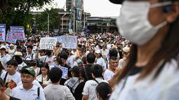 Ribuan warga Filipina turun dan memenuhi jalan-jalan utama di Manila pada Minggu 21 September 2025. (Jam STA ROSA/AFP)