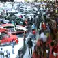 Pengunjung memadati stand pameran mobil pada Indonesia International Motor Show 2018 di JIExpo, Jakarta, Minggu (29/4). 38 merek kendaraan dipamerkan dan lebih dari 350 perusahaan ikut dalam IIMS 2018. (Liputan6.com/Helmi Fithriansyah)