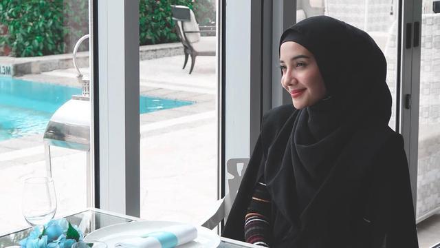 Bikin Hati Sejuk Zaskia Sungkar Mengaji Dengan Suara Merdu Showbiz Liputan6 Com