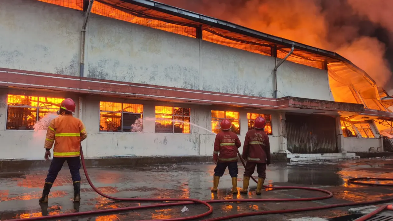 Kebakaran hebat melanda tiga gudang di Pergudangan Indoraya, Kelurahan Bojong Jaya, Kecamatan Karawaci, Kota Tangerang, Senin 28 Oktober 2024 (Istimewa)