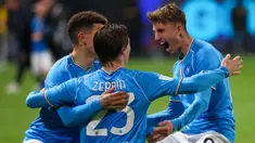 Penyerang Napoli, Alessio Zerbin (23) merayakan golnya bersama timnya selama pertandingan sepak bola semi final Piala Super Italia melawan Fiorentina di Stadion Al-Awwal Park di Riyadh, pada 18 Januari 2024. (Fayez NURELDINE/AFP)