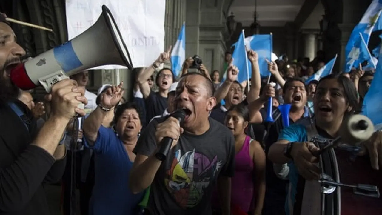 Demonstran anti-Presiden Guatemala Jimmy Morales, menuntut sang presiden untuk lengser dari jabatannya. Menurut hasil penyelidikan badan investigasi PBB, CICG, sang presiden terlibat dalam skandal korupsi dan kolusi. (AP)