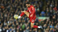 Bek Liverpool, Joe Gomez, mengontrol bola saat melawan Tottenham Hotspur pada laga Premier League 2019 di Stadion Anfield, Minggu (27/10). Liverpool menang 2-1 atas Tottenham Hotspur. (AP/Jon Super)