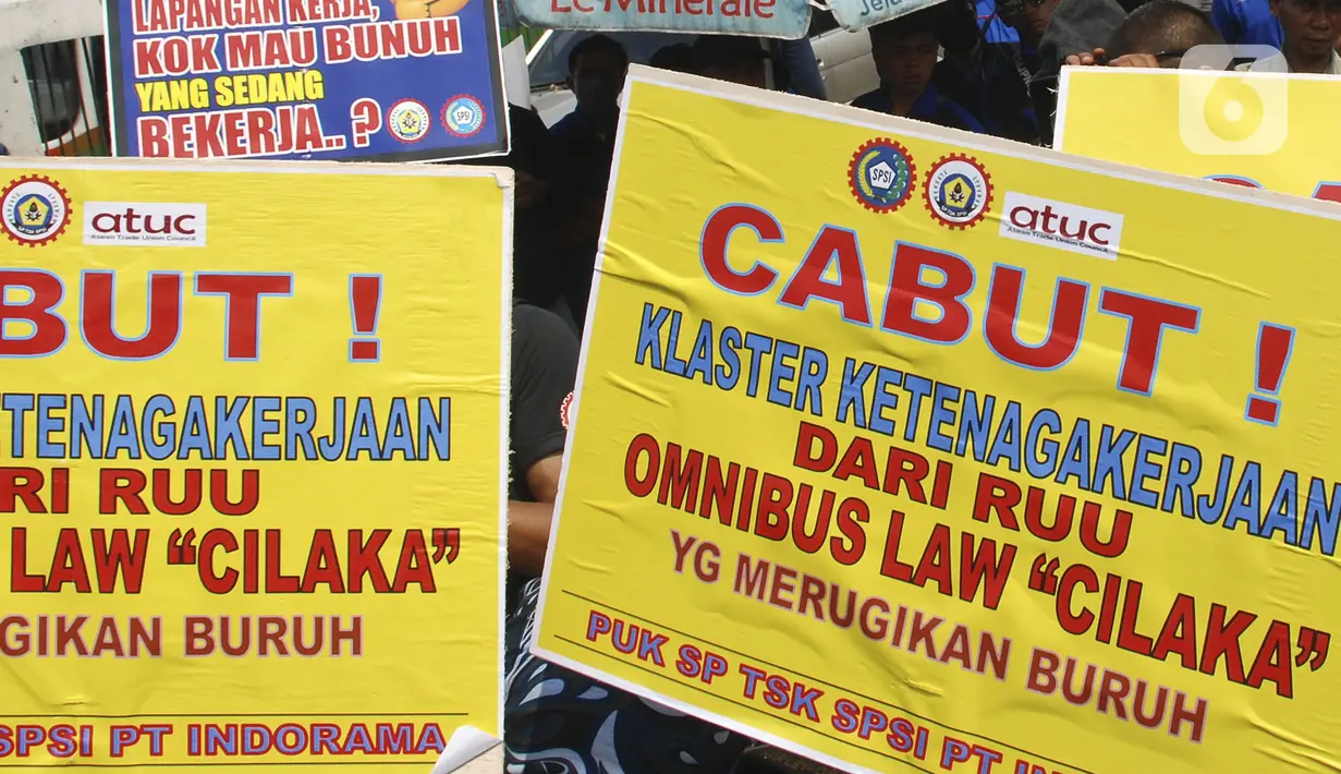 Elemen Buruh melakukan aksi di depan Gedung MPR/DPR/DPD Jakarta, Rabu (12/2/2020). Dalam aksinya mereka menolak draft Rancangan Undang-Undang Omnibus Law Cipta Lapangan Kerja. (Liputan6.com/Johan Tallo)