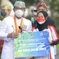 Gubernur Jawa Barat Ridwan Kamil menyerahkan kadeudeuh kepada atlet asal Jabar ¬yang telah berjuang mengharumkan nama Indonesia di Olimpiade Tokyo 2020 di Gedung Sate, Kamis (19/8/2021). (Foto: Biro Adpim Jabar)