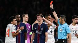 Pemain Bayern Munchen, Luis Diaz mendapatkan kartu merah setelah melakukan pelanggaran dalam laga Liga Champions 2025/2026 melawan PSG di Parc des Princes, Paris, Prancis, Selasa (04/11/2025) waktu setempat. (AFP/Franck Fife)