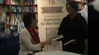 Istri Duta Besar AS untuk Indonesia, Sofia Blake Luncurkan buku perdananya di Kinokuniya, Plaza Senayan, Rabu (22/6/2016).