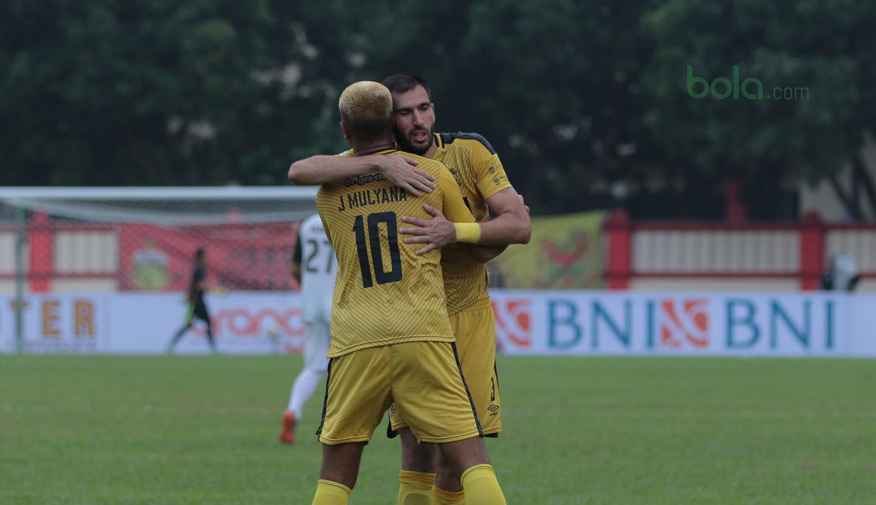 Pemain Bhayangkara FC, Jajang Mulyana dan Vladimir Vujovic saat merayakan gol ke gawang PS Tira pada lanjutan Liga 1 2018 di Stadion PTIK, Jakarta, Jumat (4/5/2018). Bhayangkara menang 4-2.  (Bola.com/Nick Hanoatubun)