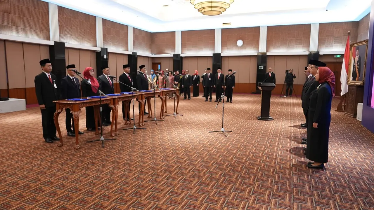 Gubernur Bank Indonesia (BI), Perry Warjiyo pada hari ini (1/4) melantik 6 pemimpin satuan kerja baru di Kantor Pusat BI, Jakarta. (Dok BI)