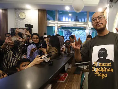 Komika, Pandji Pragiwaksono berpose saat usai menjawab pertanyaan pewarta di Gedung Majelis Ulama Indonesia (MUI), Jakarta, Selasa (3/2/2026). Komika, Pandji Pragiwaksono bertandang ke Majelis Ulama Indonesia (MUI). (Kapanlagi.com/Budy Santoso)