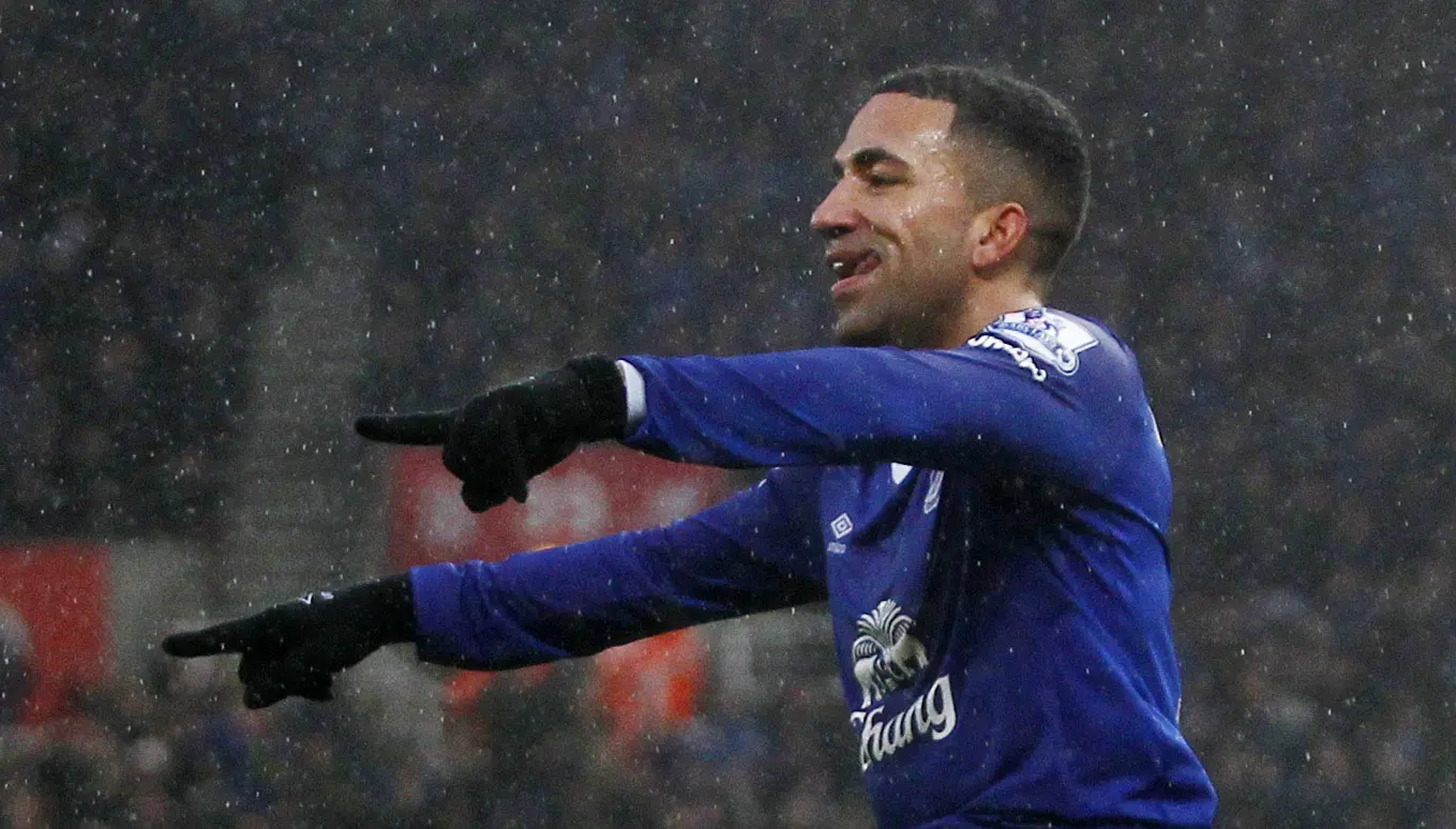 Aaron Lennon merayakan golnya saat timnya mengalahkan tuan rumah Stoke City 3-0 pada lanjutan Liga Premier Inggris pekan ke-25 di Britania Stadium, Sabtu (6/2/2016). (Reuters/Ed Sykes)