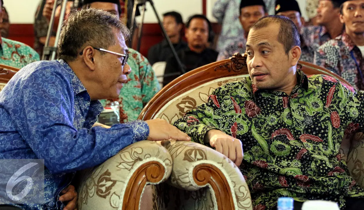 Menteri Marwan Jafar berbincang dengan Dirut Perum Bulog Djarot Kusumayakti, Jakarta, Kamis (13/8/2015). Kementerian Desa PDTT melakukan MoU bersama Bulog dan BRI untuk mempercepat pembangunan daerah tertinggal. (Liputan6.com/Yoppy Renato)