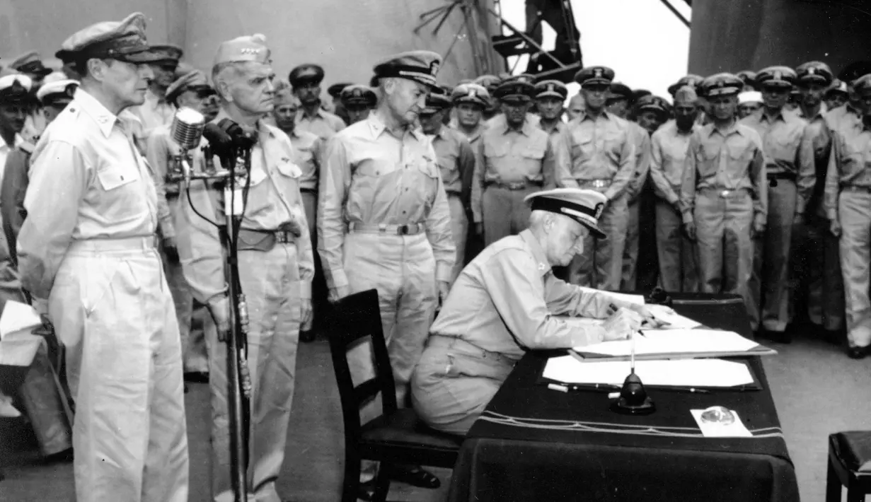 Panglima Armada Pasifik dan Wilayah Samudra Pasifik Laksamana Chester W. Nimitz menandatangani penyerahan Jepang di atas kapal perang USS Missouri, Teluk Tokyo, 2 September 1945. Tanggal 2 September 2020 menjadi peringatan 75 tahun penyerahan resmi Jepang kepada Amerika Serikat. (AP Photo, File)