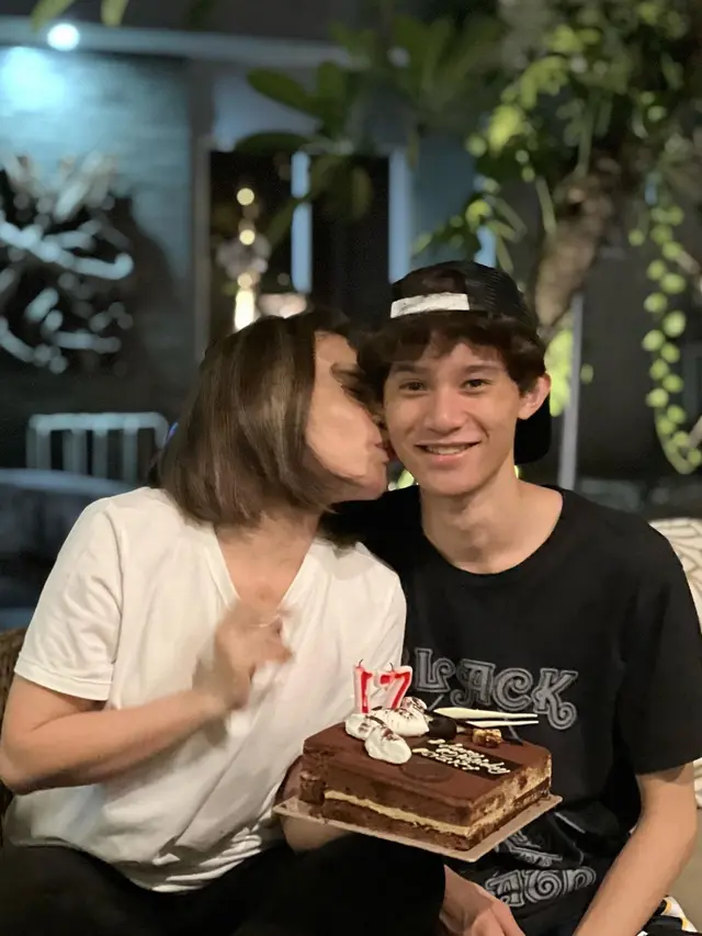 7 Potret Rossa Rayakan Ultah Putra Semata Wayang Bersama Mantan Suami