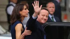 PM Inggris David Cameron didampingi istri, Samantha melambaikan saat akan meninggalkan kantornya, 10 Downing Street, London, Rabu (13/7). David Cameron mundur dari jabatannya sebagai PM Inggris pasca referendum Uni Eropa. (AFP PHOTO/Geoff Caddick)